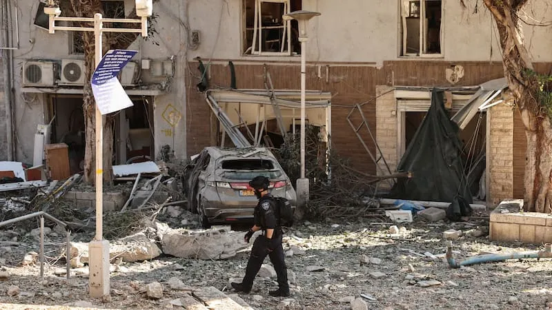 Ofensiva iraní deja 16 heridos e importantes daños en edificios de Israel