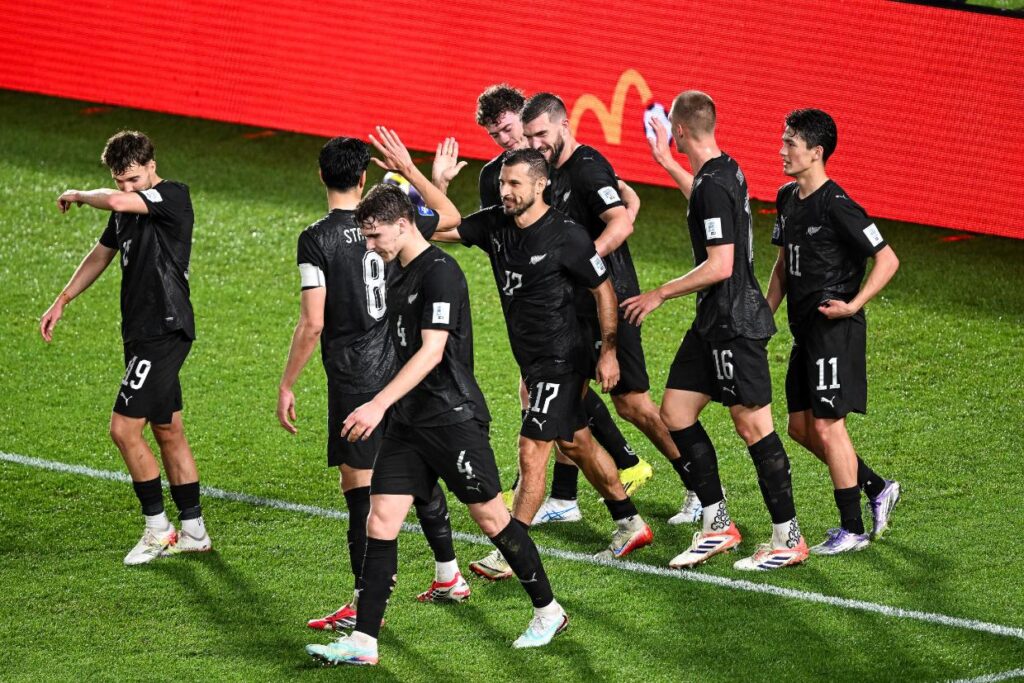 All Whites vencen a Chile en partido histórico