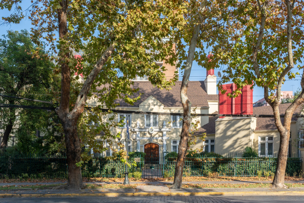 Incendio en Liceo Lastarria: Tres Auxiliares con Problemas Respiratorios Incendio en Liceo Lastarria: Tres Auxiliares con Problemas Respiratorios