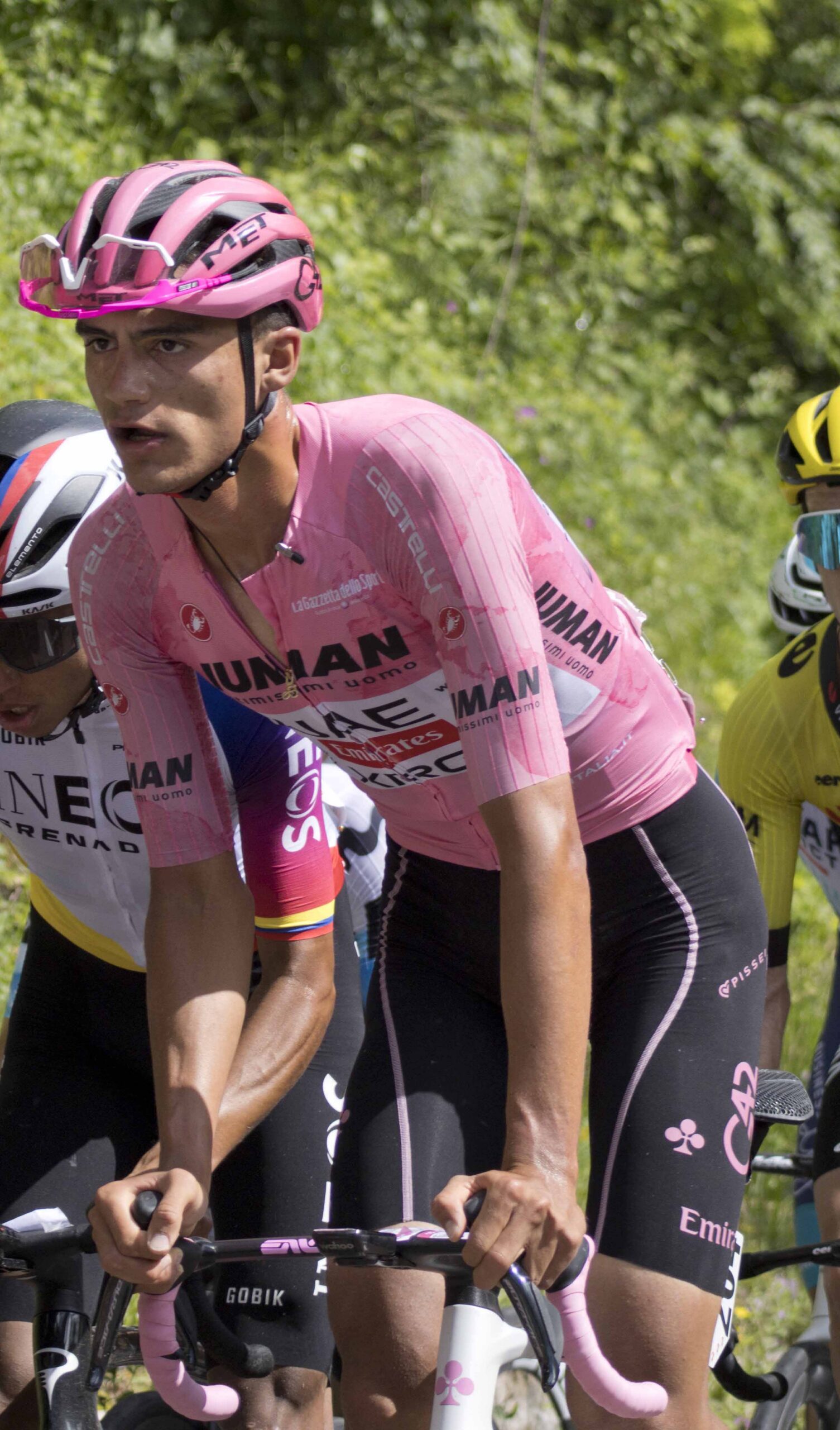Isaac del Toro compitiendo con UAE Team Emirates